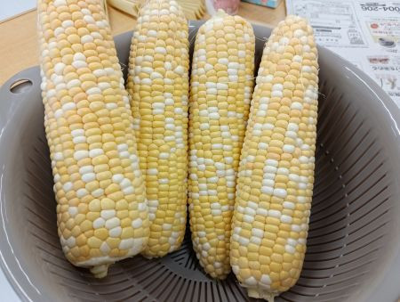 令和７年　７月　「今日のおやつはトウモロコシ(*'ω'*)🌽！」