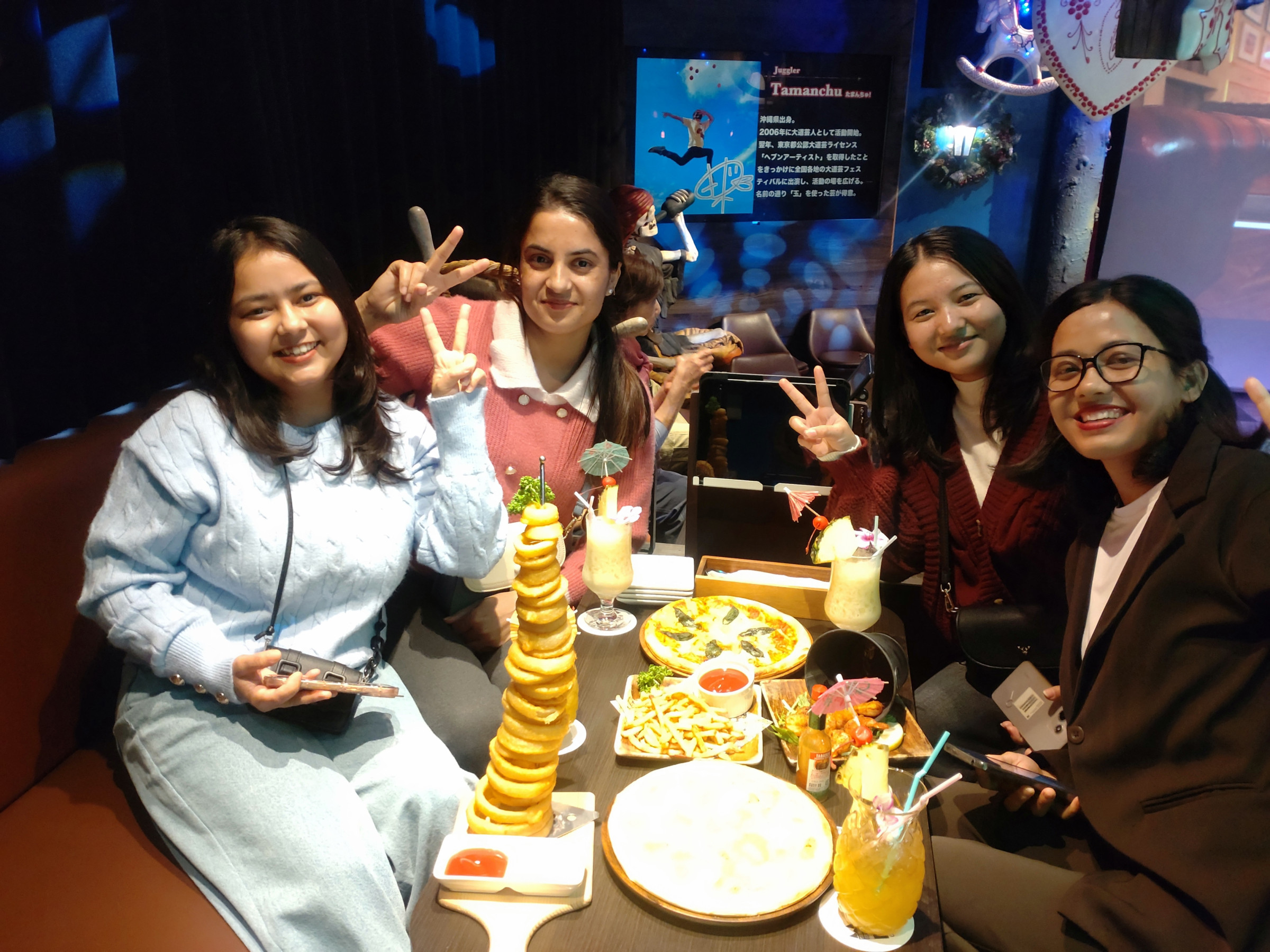 R7.12.15　ネパールの職員と北谷アメリカンビレッジ