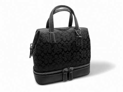 coachシグネチャーコスメバッグ買取致しました✨　ウエストヴィレッジ梅屋敷店