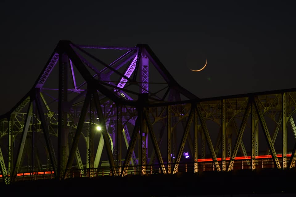特別警報発令に伴い長生橋の照明が「紫色」に！