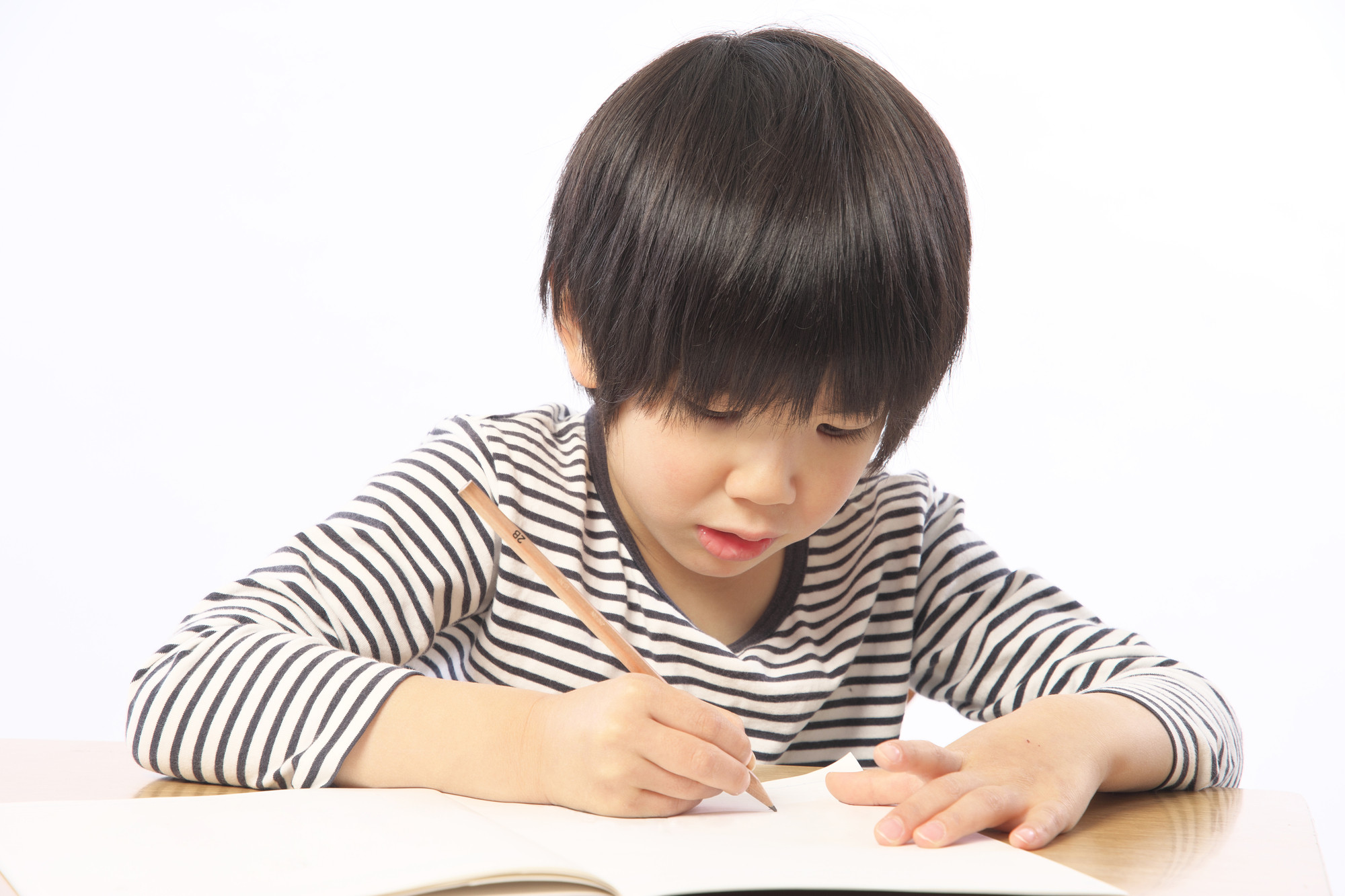 硬筆を習うタイミングは、文字に興味を持ち、書きはじめる5歳からがオススメ！ ひらがなの書き順から練習します。