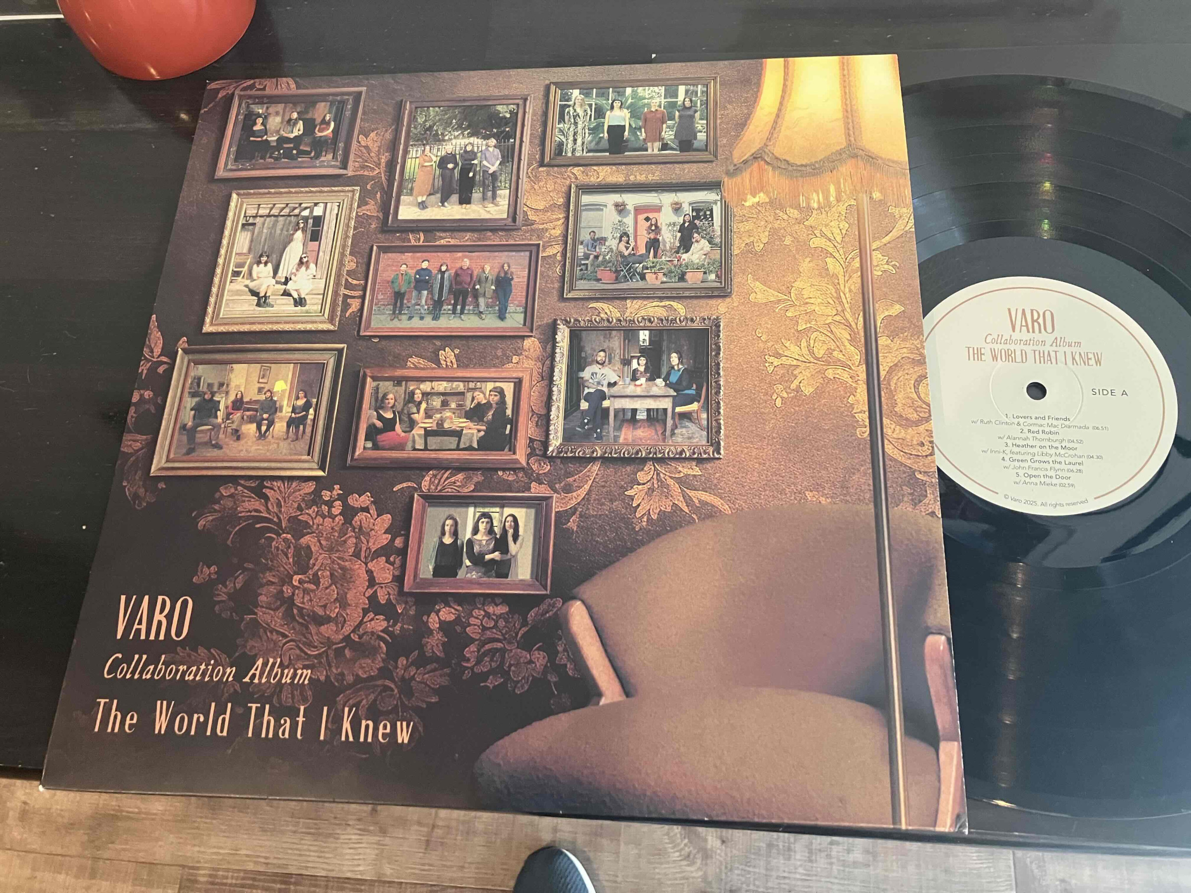 アイルランドの女性デュオ、ヴァロから新作『The World That I Knew』が届きました。