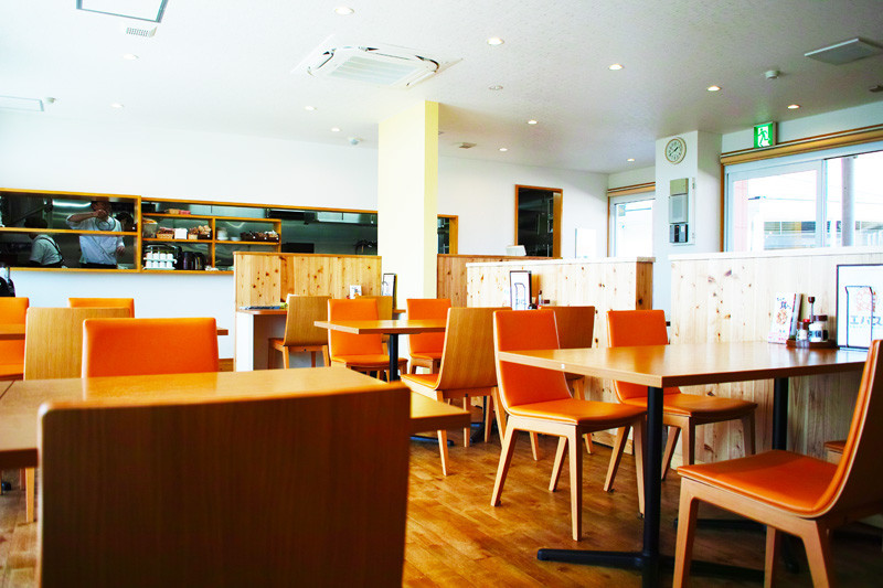 店内にはテラスからの日差しが射しこみ、美味しい香りがたまらない、手づくりキッチンエバス。