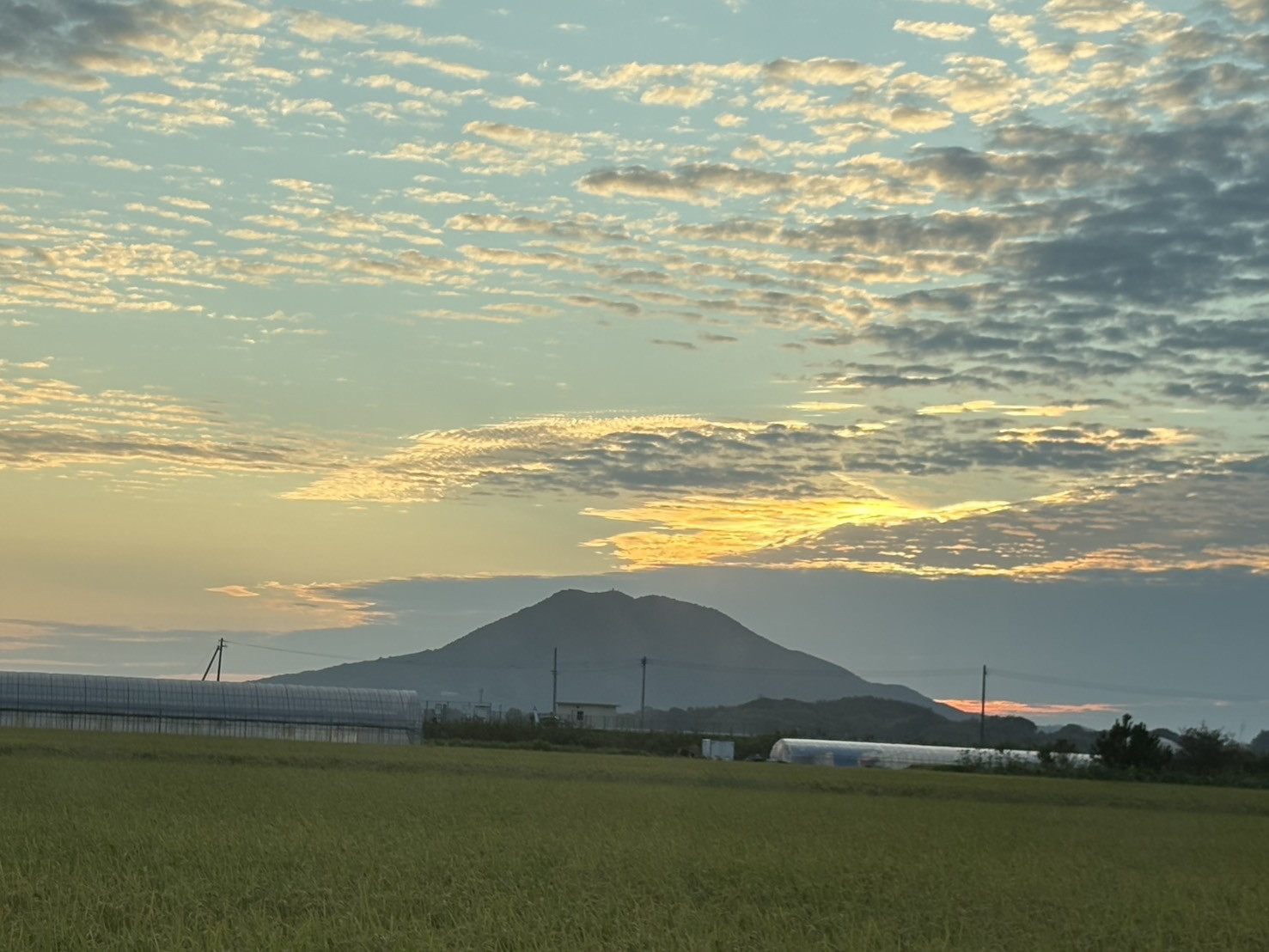 事務所近くからの景色です。夕焼けに浮かぶ糸島富士・可也山を眺めながら、地域の皆さまの暮らしに寄り添っています。