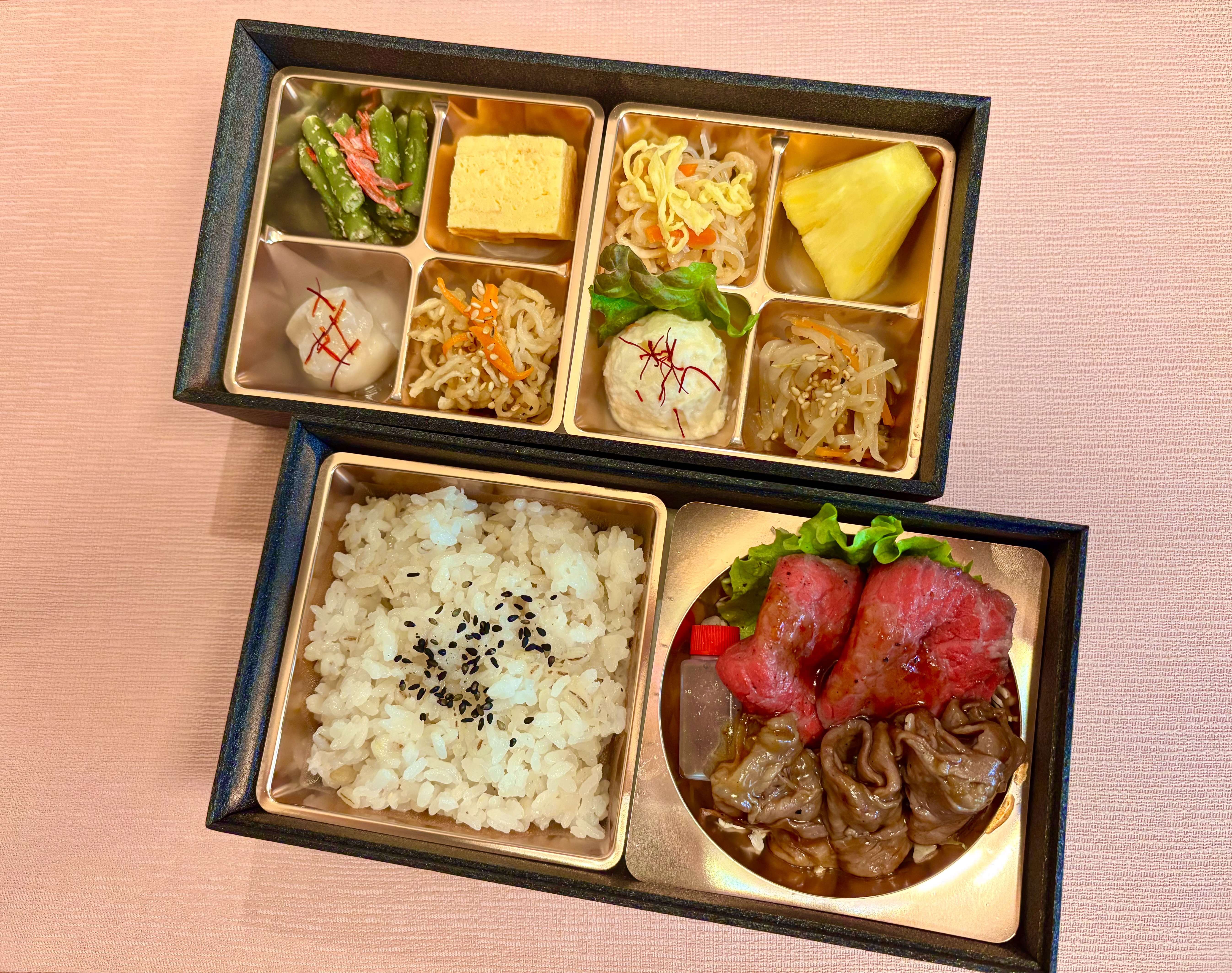 New 小鉢8種と和牛二段御膳