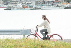 ぱくたそ写真　自転車に乗る女性.jpg