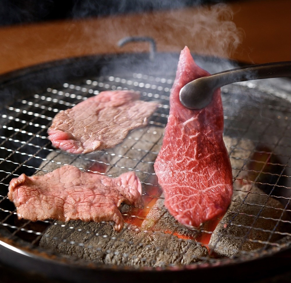 うま味が牛っと濃厚赤身肉を炭火で！