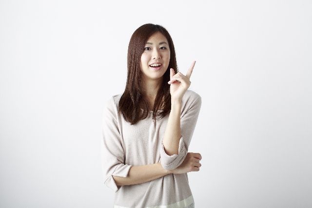 床材で準備するものを紹介する女性