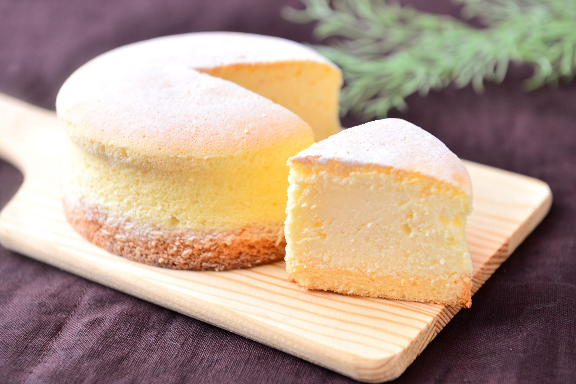 北海道産のクリームチーズと卵黄をたっぷり使用した濃厚なチーズケーキです