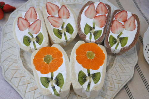 お花のフルーツサンド Eat Me Sandwich イートミーサンドイッチ