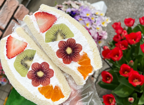 レッドキウイのお花入りミックスフルーツサンド🥝🌷💐