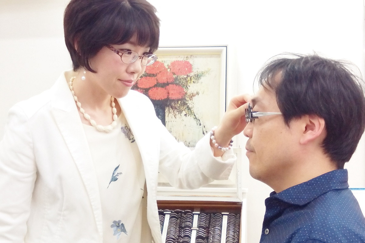 お悩みをじっくりお聞きして、丁寧に視力測定します。