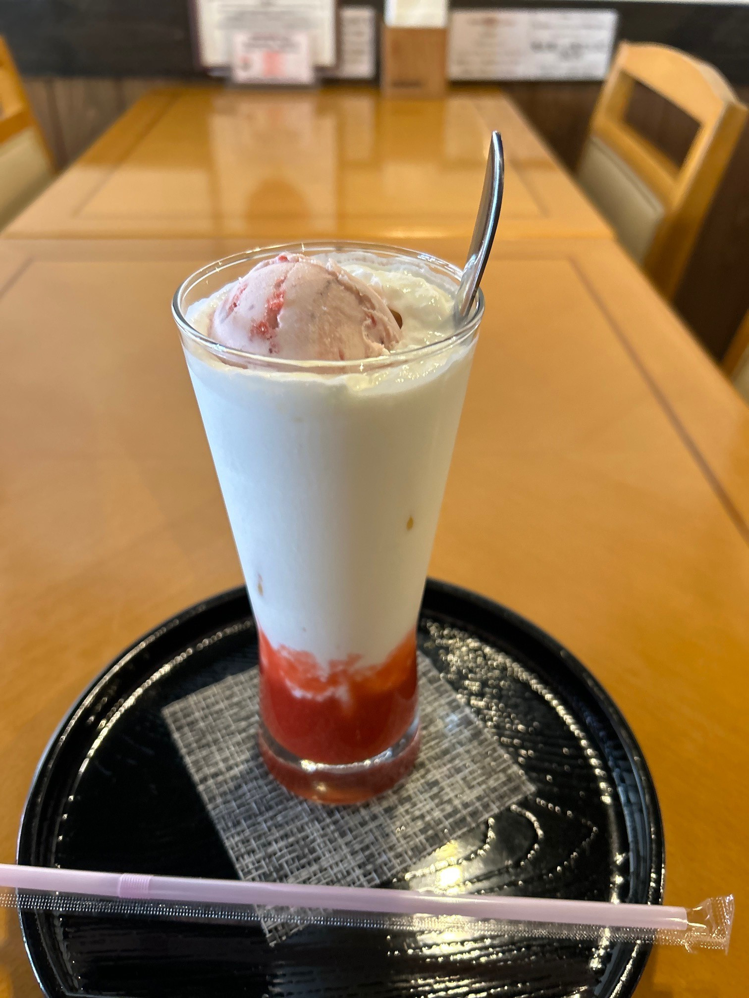 新メニュー登場　・アイスいちごラテ　　・ホワイトコーヒーアイスクリーム　の2種　