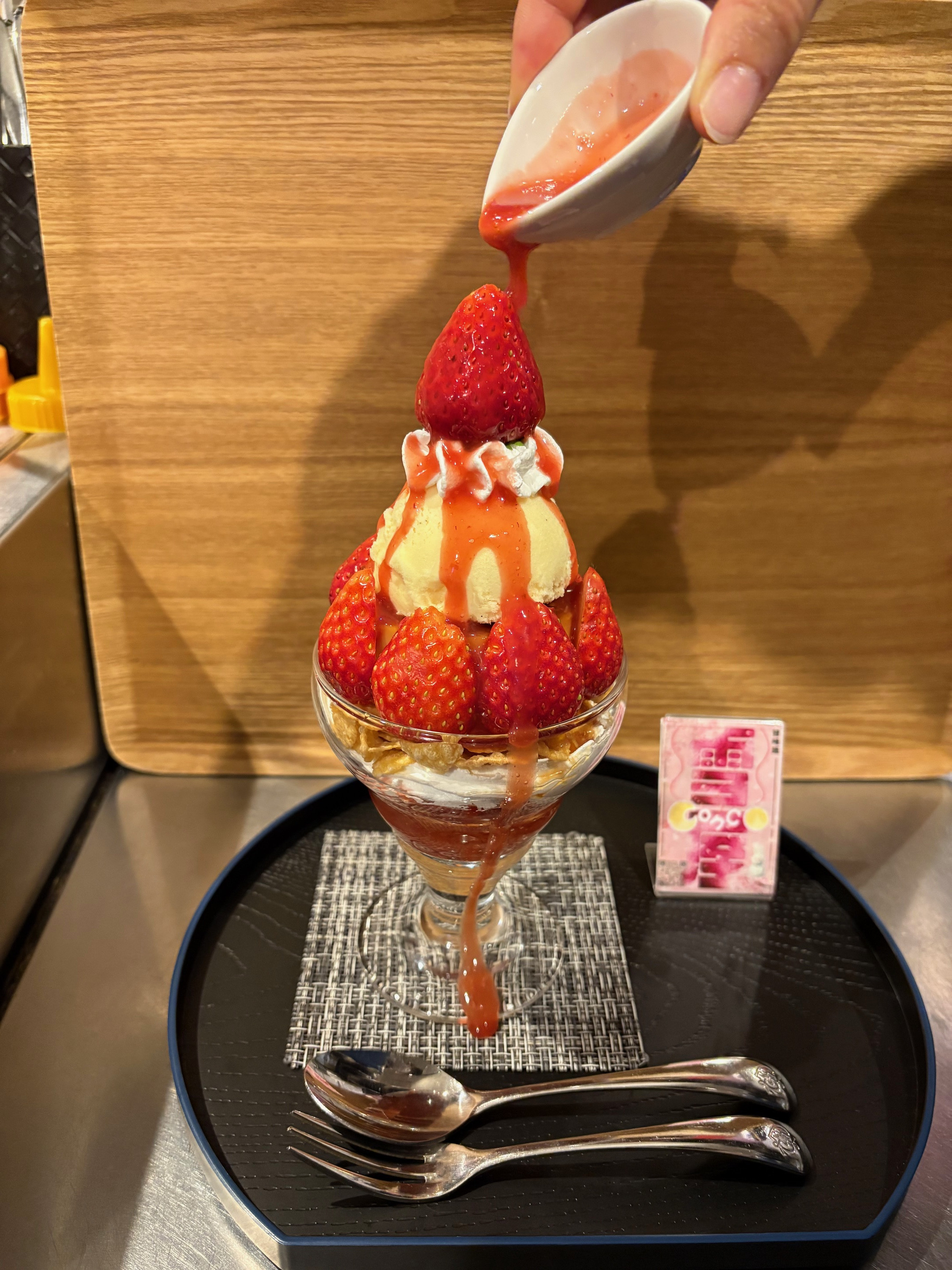 いちごのパフェ　3種類ご用意しました。