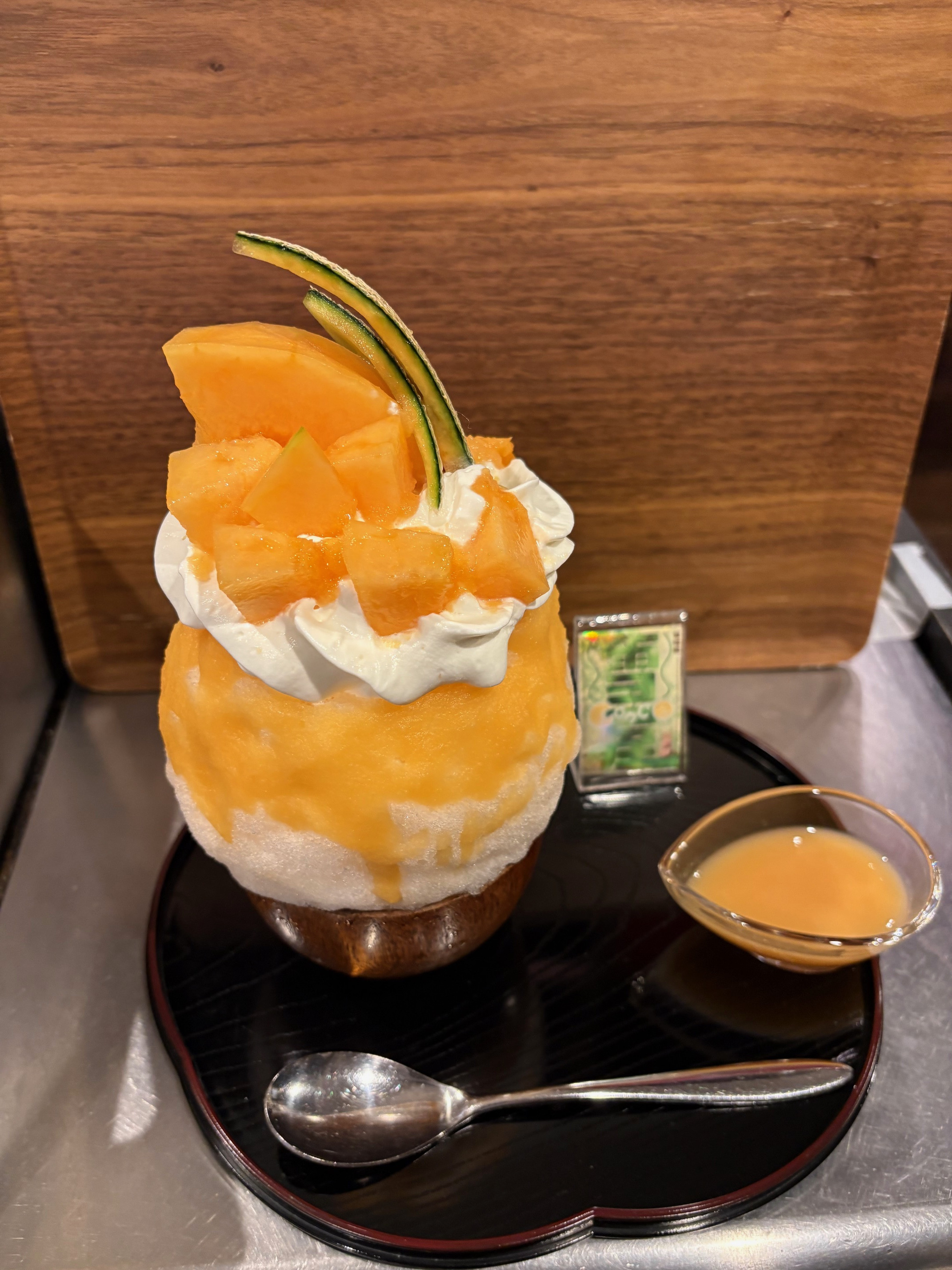 果肉ゴロゴロ　赤肉メロンかき氷スタート