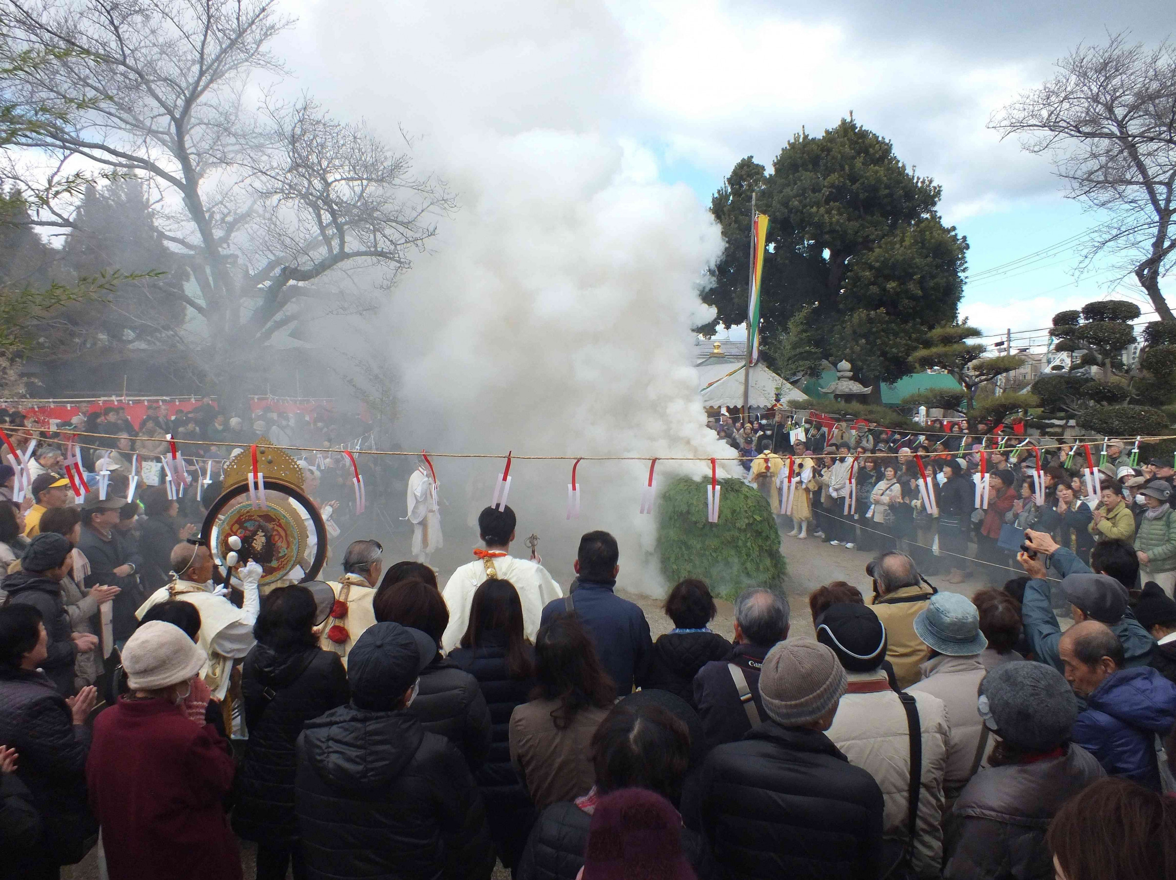 福護摩祭りは、2000人が訪れる伝統行事。