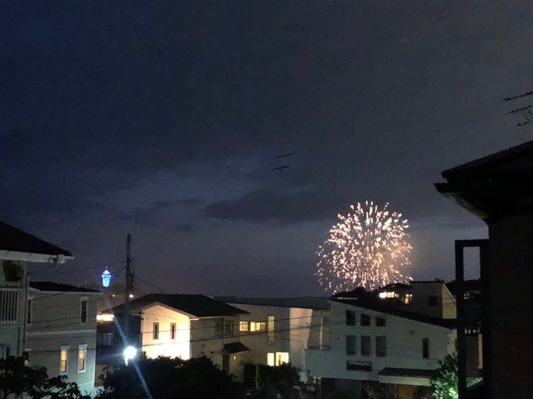 2階の部屋から見た花火大会と江ノ島灯台(現在江ノ島灯台は見えません)