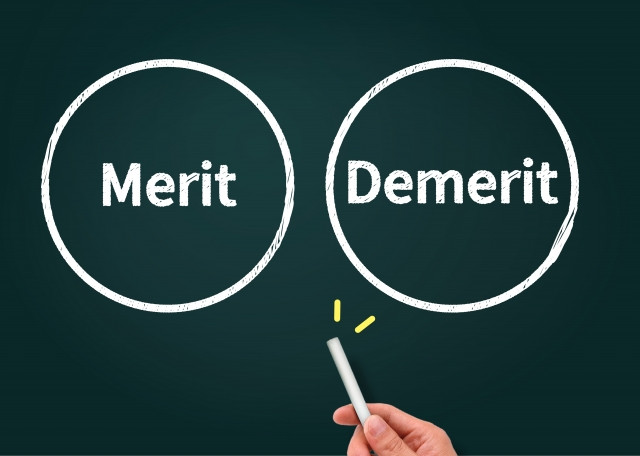 黒板に書かれたmerit、demerit