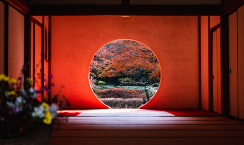 W1024Q100_AdobeStock_474698972鎌倉明月院悟りの窓.jpeg