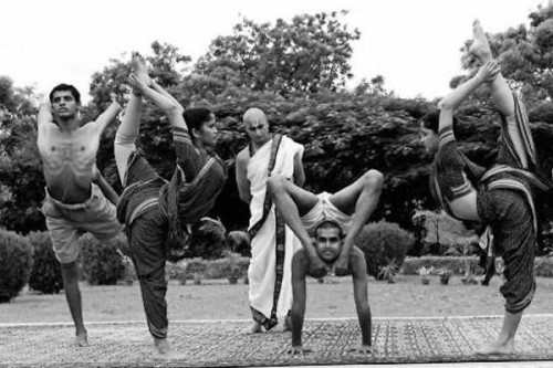 Krishnamacharya_conducting_Yoga_sessions_boys_girls_Mysore_Palace_edited.jpg