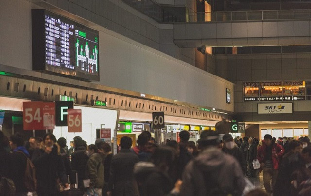 混雑した空港のロビー