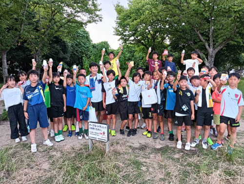 8.1-3 U-12 広島　アイスで乾杯.jpg