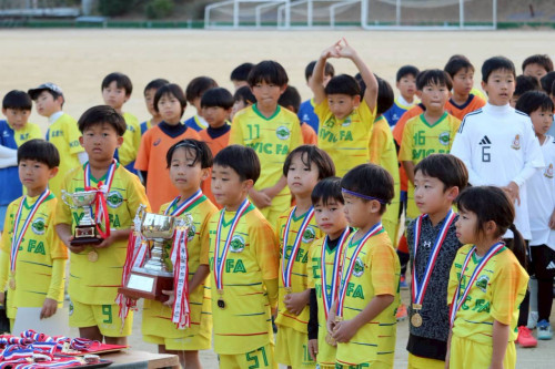 ちびっこ大会　優勝　Ｕ-8　表彰式　2025.12.7.jpg