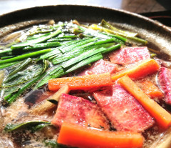 ブタ肉より上品で くさみなく 脂身がすっきりプルプルおいしい ごしまの《イノシシ肉と安心野菜の鍋》