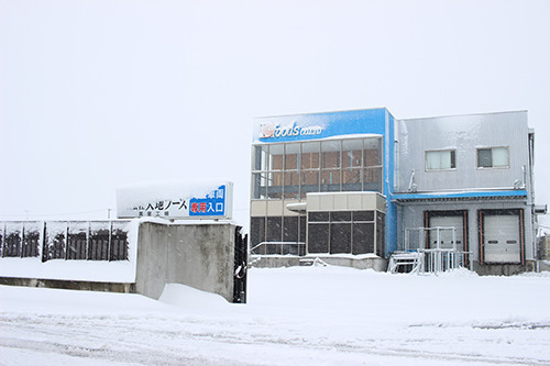 大地フーズ社屋と雪