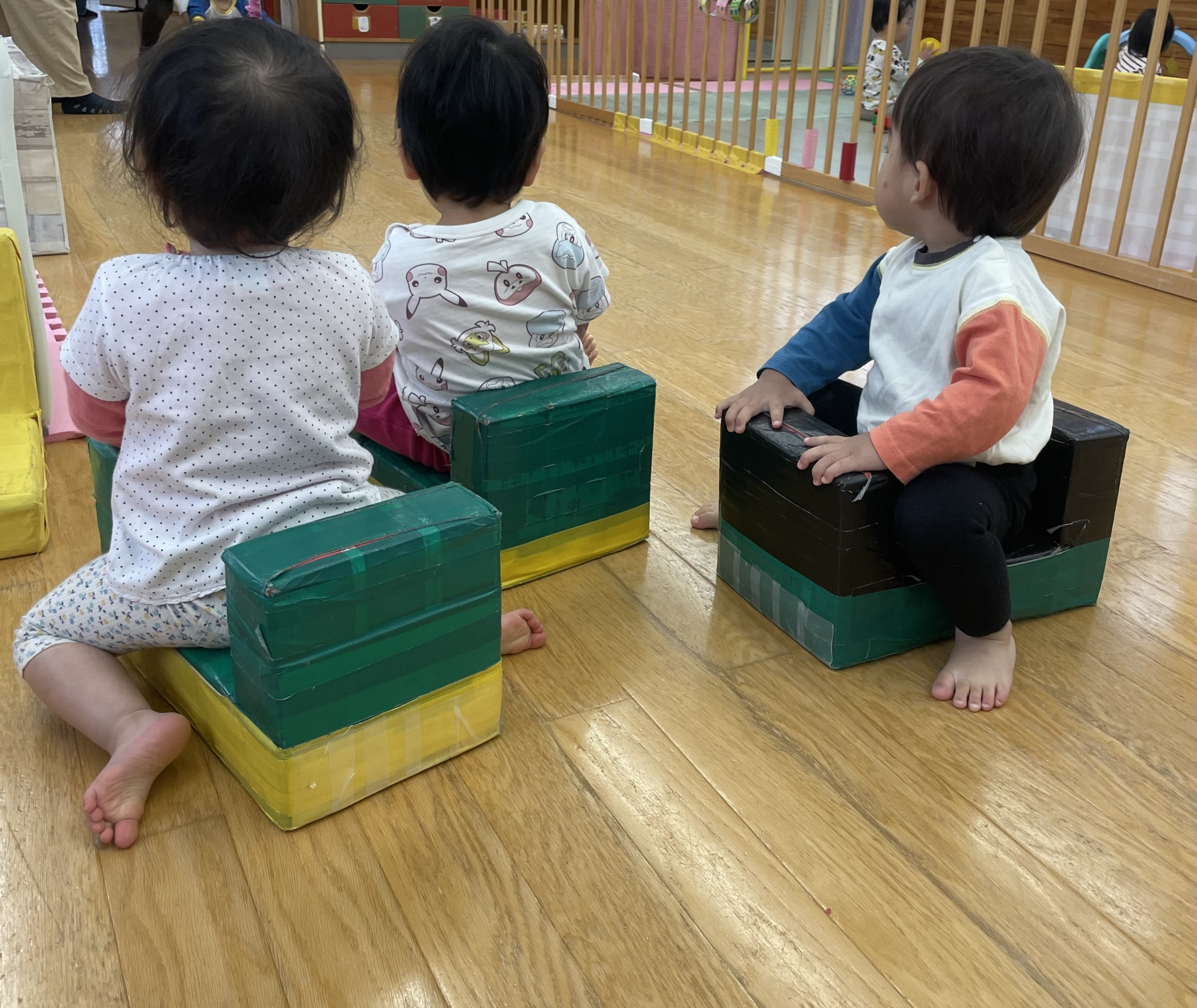 この椅子は牛乳パックでできています