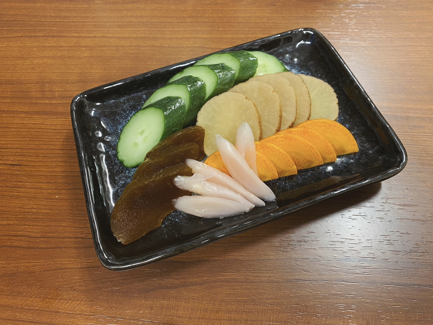 上新香. assorted picled vegetabl. 장아찌  야채. 咸菜拼盘
