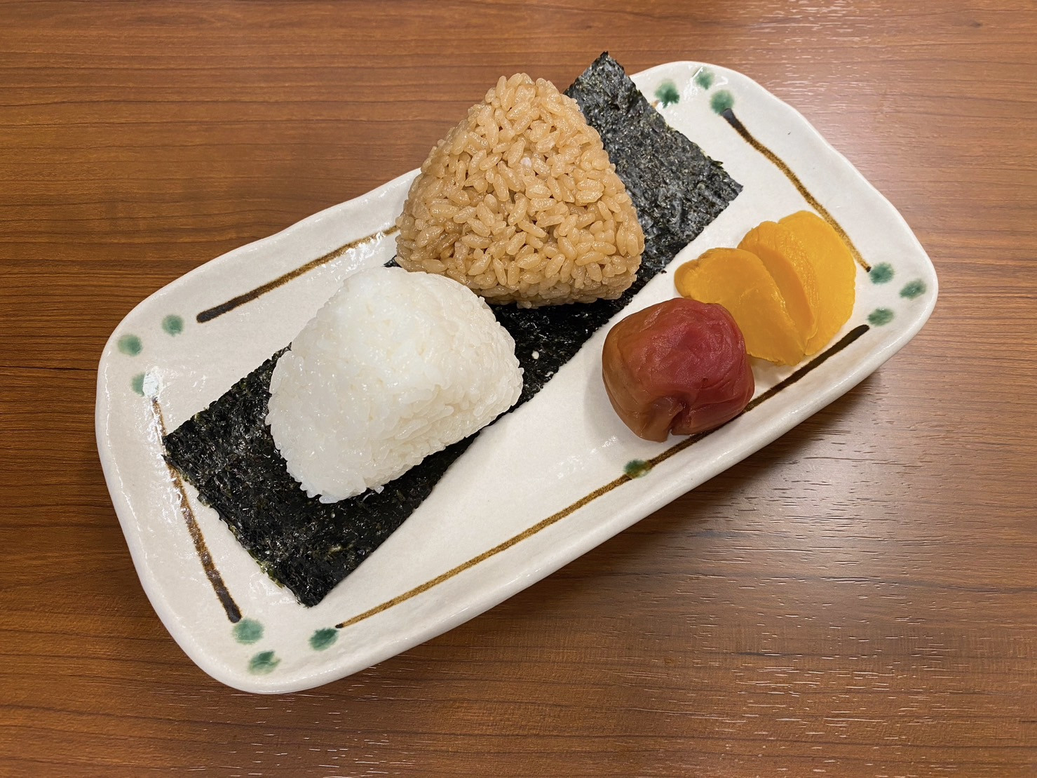 おにぎり・two rice balls -picled vegetable・주먹밥・饭团🍙