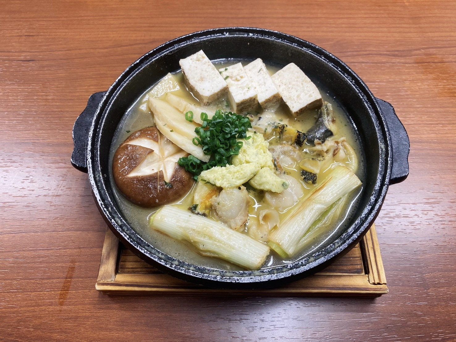 帆立、つぶ貝、サザエのガーリックバター煮込・Boiled Shellfish with Garlic Sauce . 마늘 소스로 삶은 조개. 蒜酱煮贝类