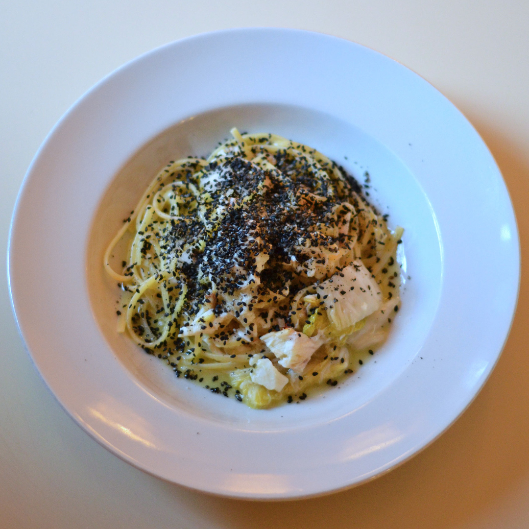「自家製発酵白菜と鯛のパスタ　黒ゴマ多め」のご紹介