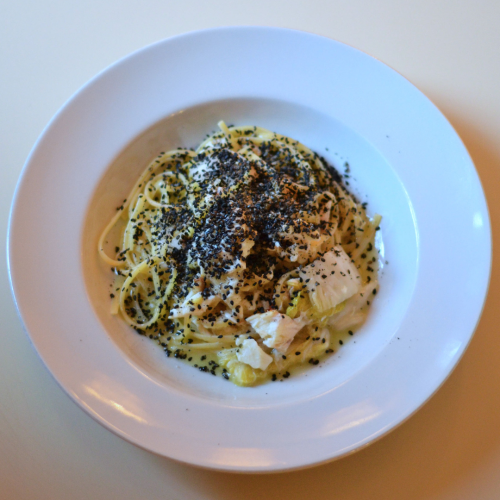 「自家製発酵白菜と鯛のパスタ　黒ゴマ多め」のご紹介