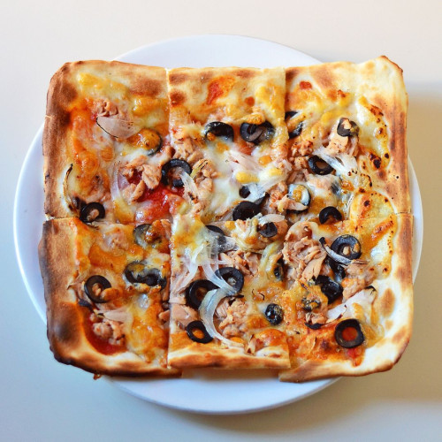 「ツナと黒オリーブのピザ　“伝説”」のご紹介