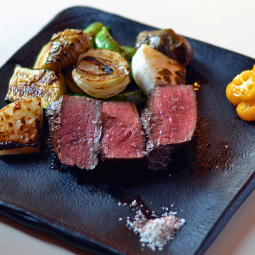 「近江牛イチボの炭火焼きステーキ　季節野菜と一緒に」のご紹介