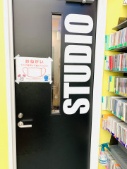 IMG_5154スタジオ入口掲示.jpg