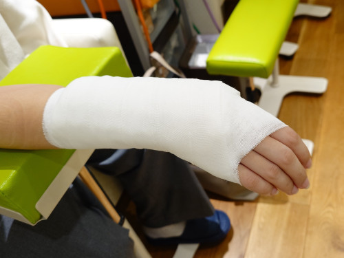 手関節捻挫　圧迫固定包帯