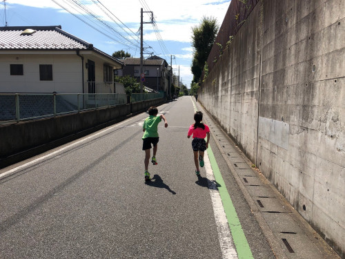 朝霞陸上競技場そばの坂.jpg