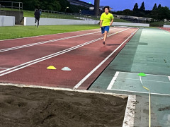 タクゾウと幅跳び.jpg