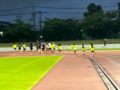 大人の集団を抜く最後.jpg
