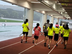 室内練習場と外の雨.jpg