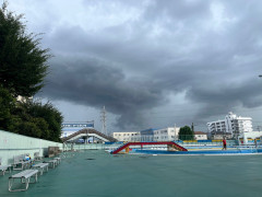 プールの雨雲.jpg