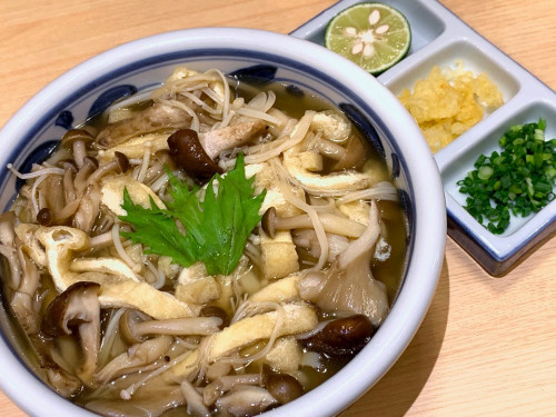 季節の限定メニュー「きのことお揚げの精進うどん」スタートしました！