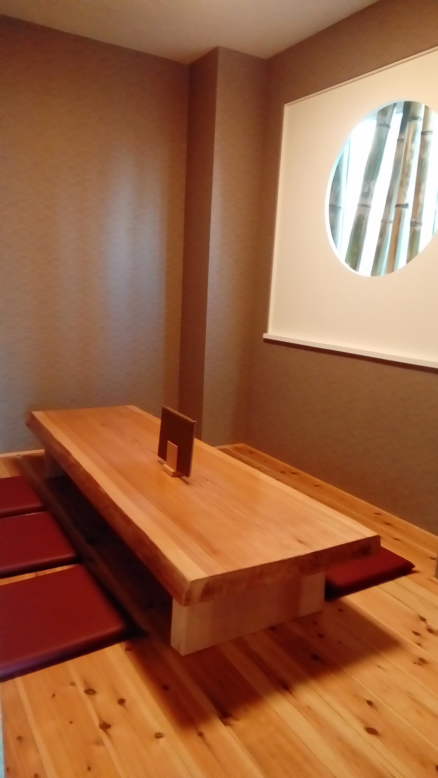秋田杉のテーブルと無垢の木々で作られた小さなお子様連れの方もゆっくり過ごせる個室