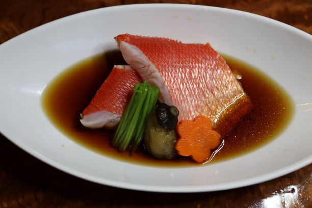 旬の魚介と野菜を使った和食が楽しめます