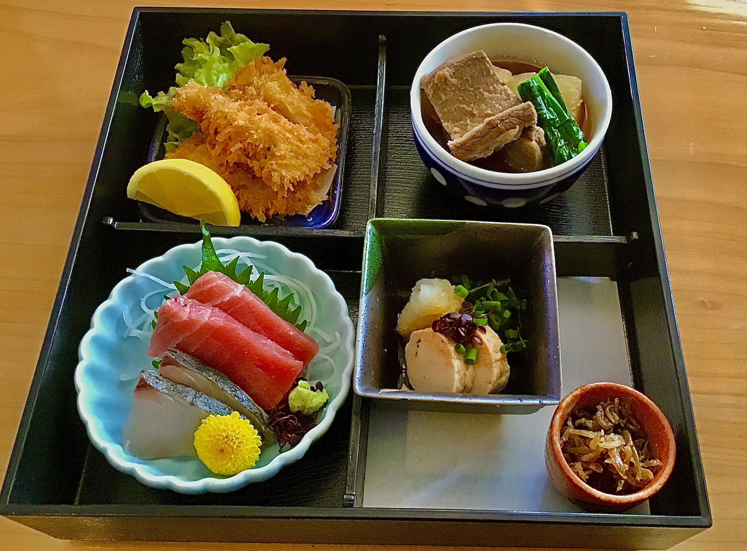限定！箱盛り色彩咲くら御膳
