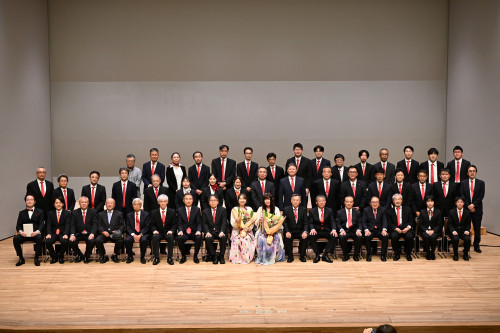 ゲストを囲んで集合写真