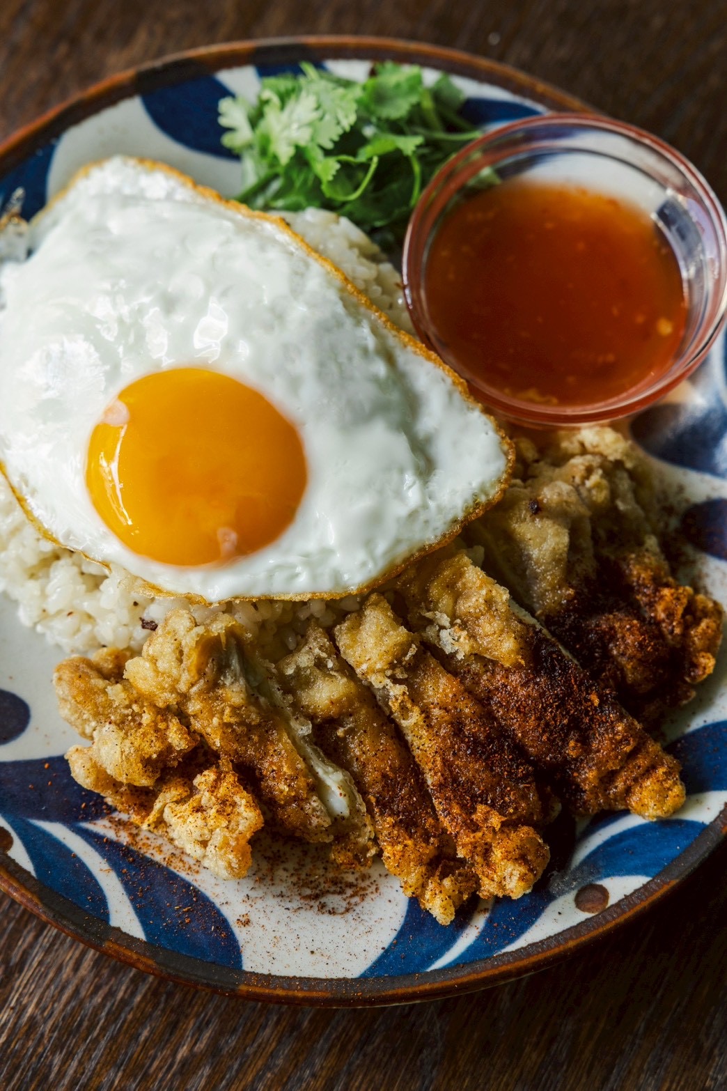 カオマンガイ・トード（揚げ鶏のせごはん）